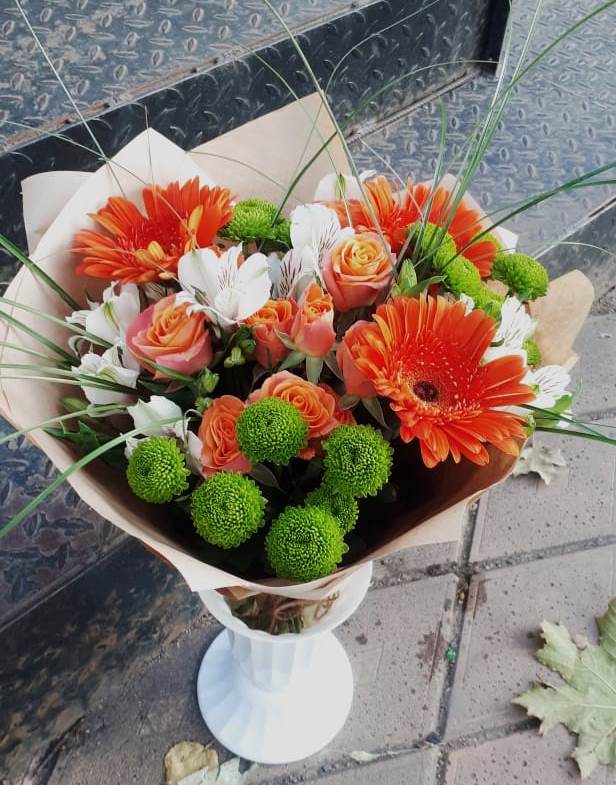 Букет цветов из: Герберы, Хризантемы, Альстромерии и Розы в Новый