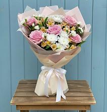 Букет цветов из:  Гвоздики, Орхидеи и Розы в Новый