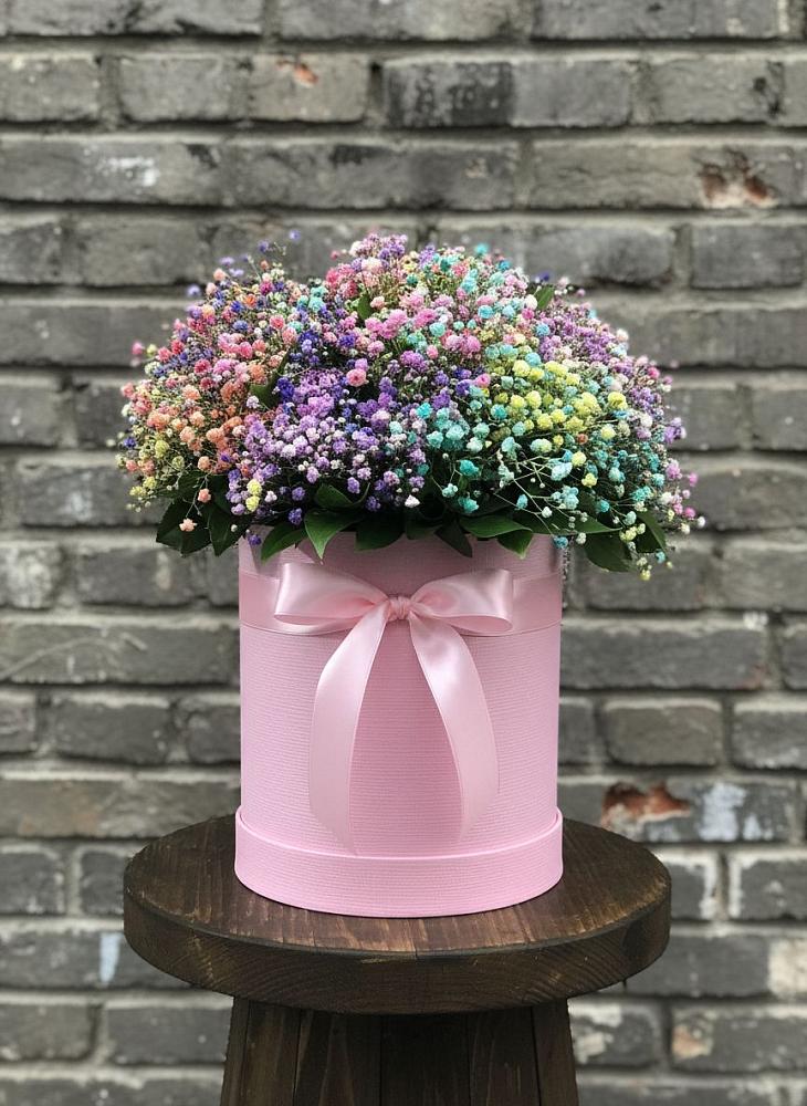 Цветочная композиция из Гипсофила и Розы в шляпной коробке в Новый