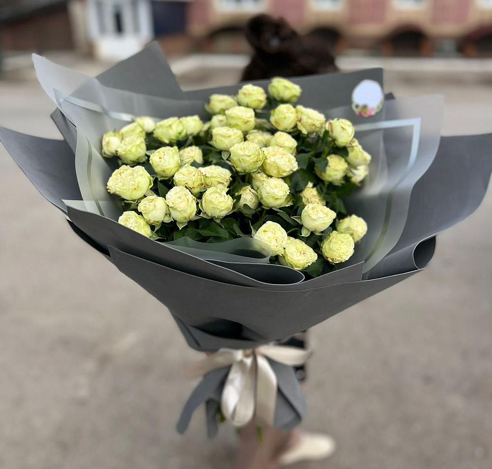 Белые кустовые розы Солинеро в Новый Букет Белые кустовые розы Солинеро в Новый