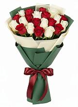 Букет Микс из красных и белых роз в Новый