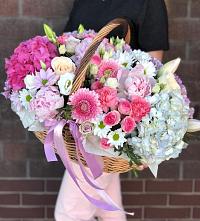 Композиция солнечный день в Новый Цветочная композиция из Розы, Хризантемы, Пионы и Лизиантусы в корзине в Новый