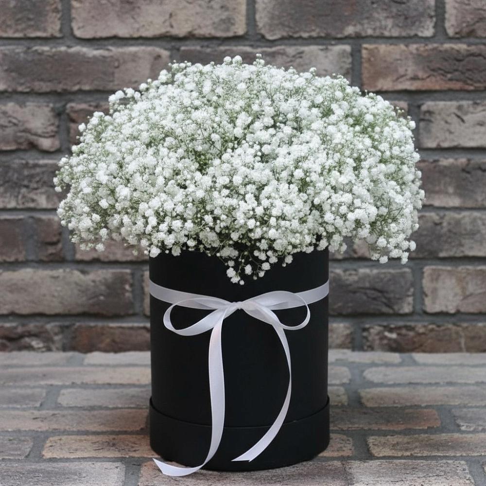 Цветочная композиция из Гипсофила в шляпной коробке в Новый