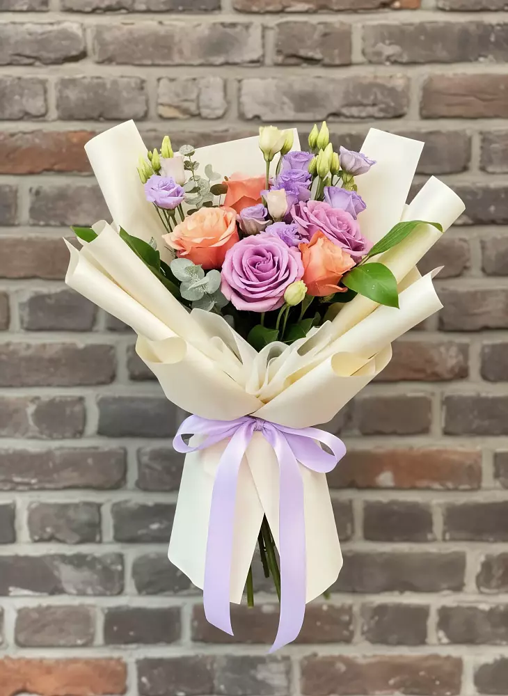 Букет цветов из: Лизиантусы и Розы в Новый