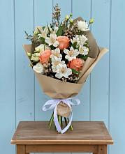 Букет цветов из:  Альстромерии, Лизиантусы, Розы и Хризантемы в Новый