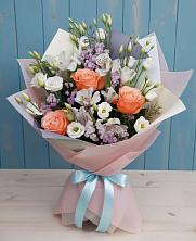 Букет цветов из:  Лизиантусы, Розы, Альстромерии и Гипсофила в Новый