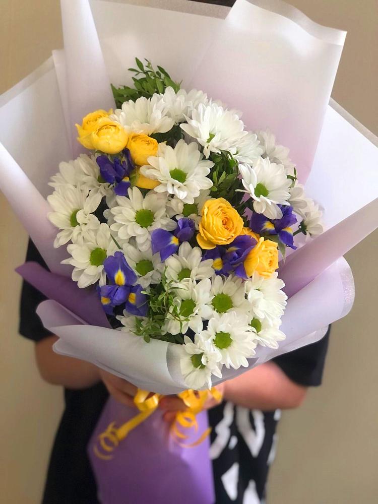 Букет цветов из: Ирисы, Хризантемы и Розы в Новый