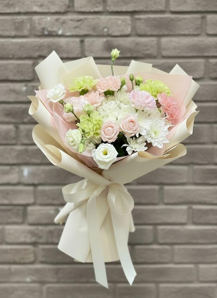 Букет цветов из: Гвоздики, Розы, Лизиантусы и Хризантемы в Новый