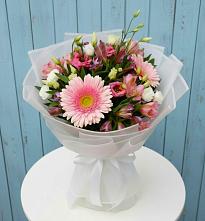 Букет цветов из:  Герберы, Альстромерии и Лизиантусы в Новый