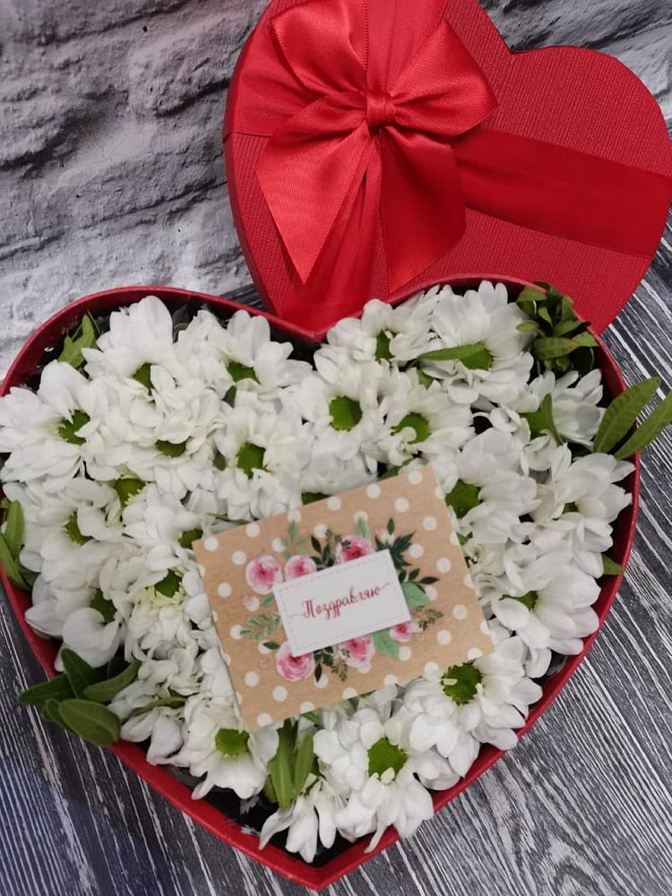 Цветочная композиция из Хризантемы в виде сердца в Новый