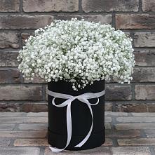 Цветочная композиция из Гипсофила в шляпной коробке в Новый