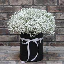 Цветочная композиция из Гипсофила в шляпной коробке в Новый