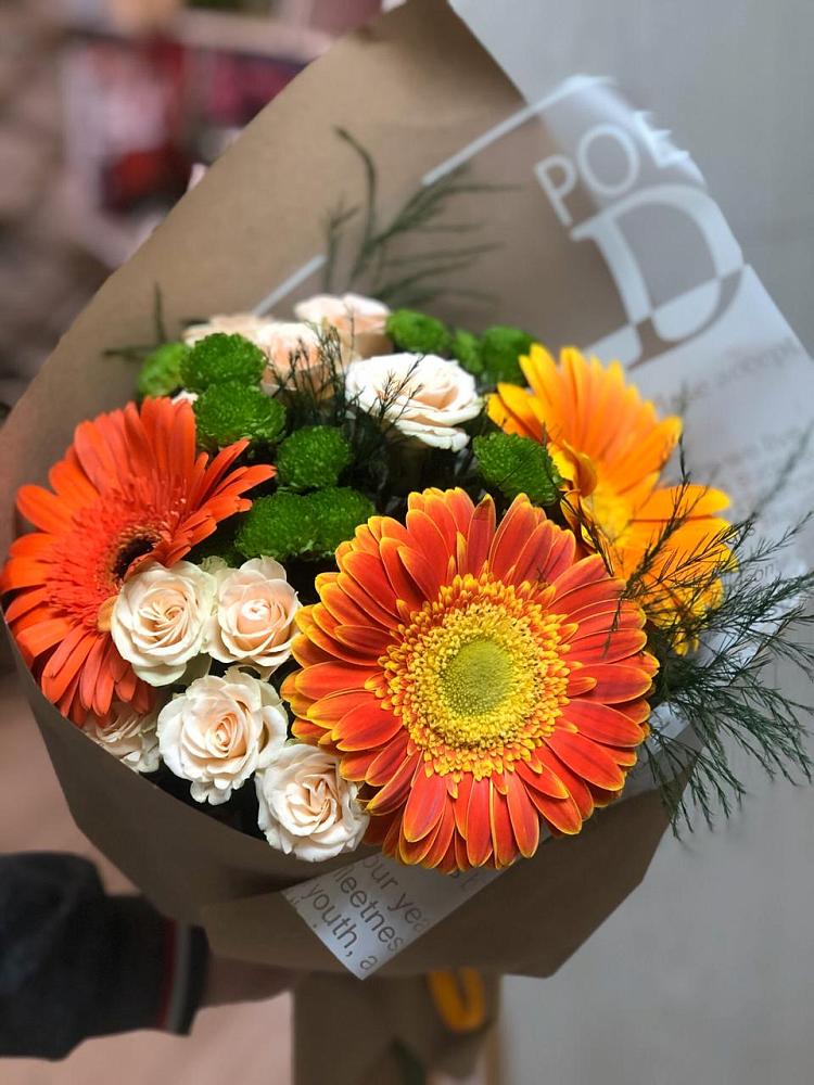 Букет цветов из: Герберы, Хризантемы и Розы в Новый