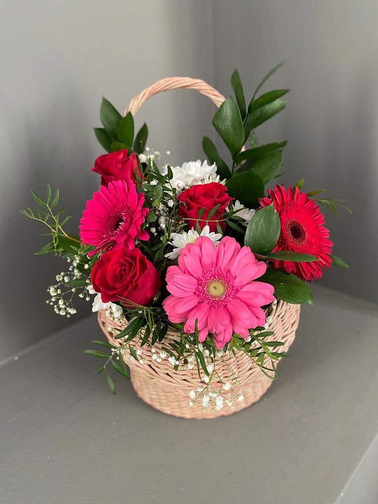 Цветочная композиция из Розы, Хризантемы и Герберы в корзине в Новый