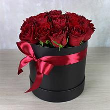 Цветочная композиция из Розы в шляпной коробке в Новый