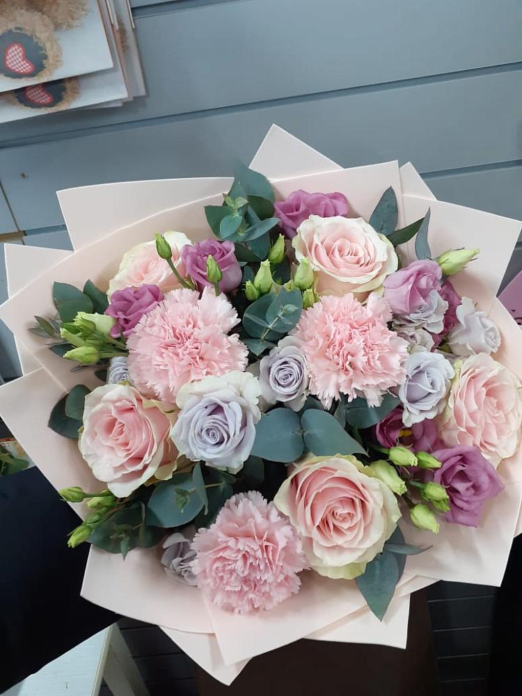 Букет цветов из: Розы, Гвоздики и Лизиантусы в Новый