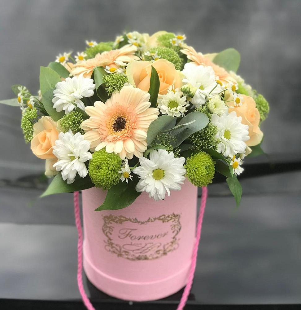 Цветочная композиция из Розы, Герберы и Хризантемы в шляпной коробке в Новый