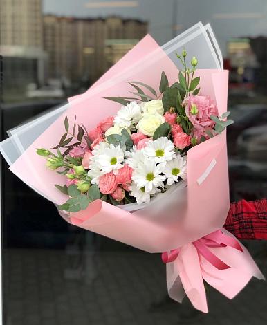 Букет цветов из: Розы, Лизиантусы и Хризантемы в Новый